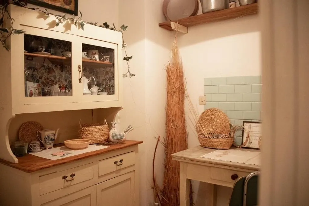 Cesti e paglia intrecciata nell’angolo cucina della casa