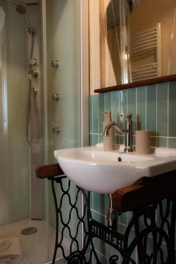 Il bagno con piastrelle verdi