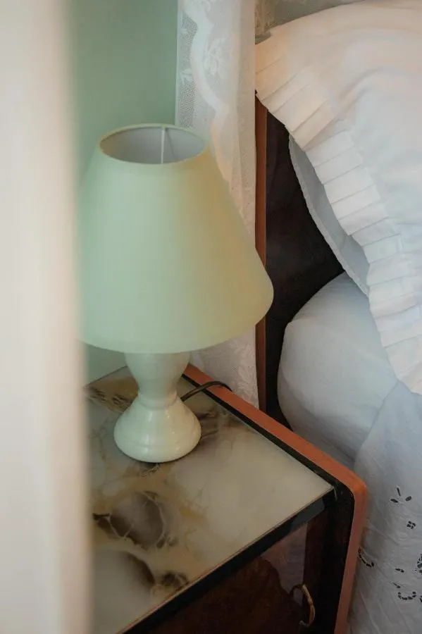 La lampada sul comodino