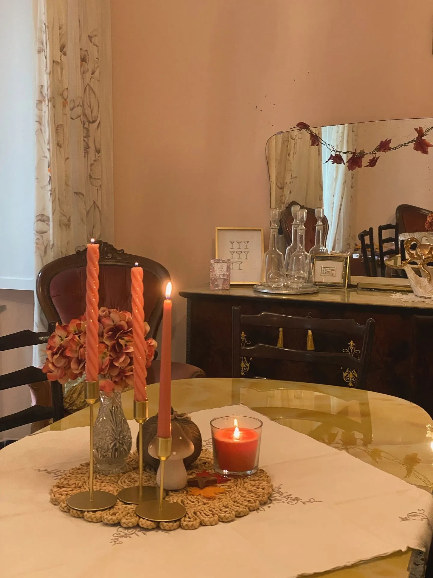 Candele e fiori sulla tavola